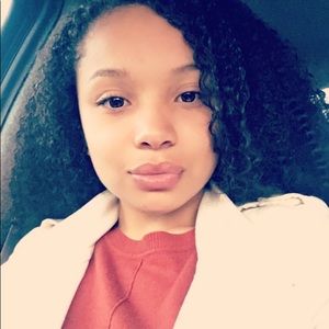 Meet your Posher, Monique